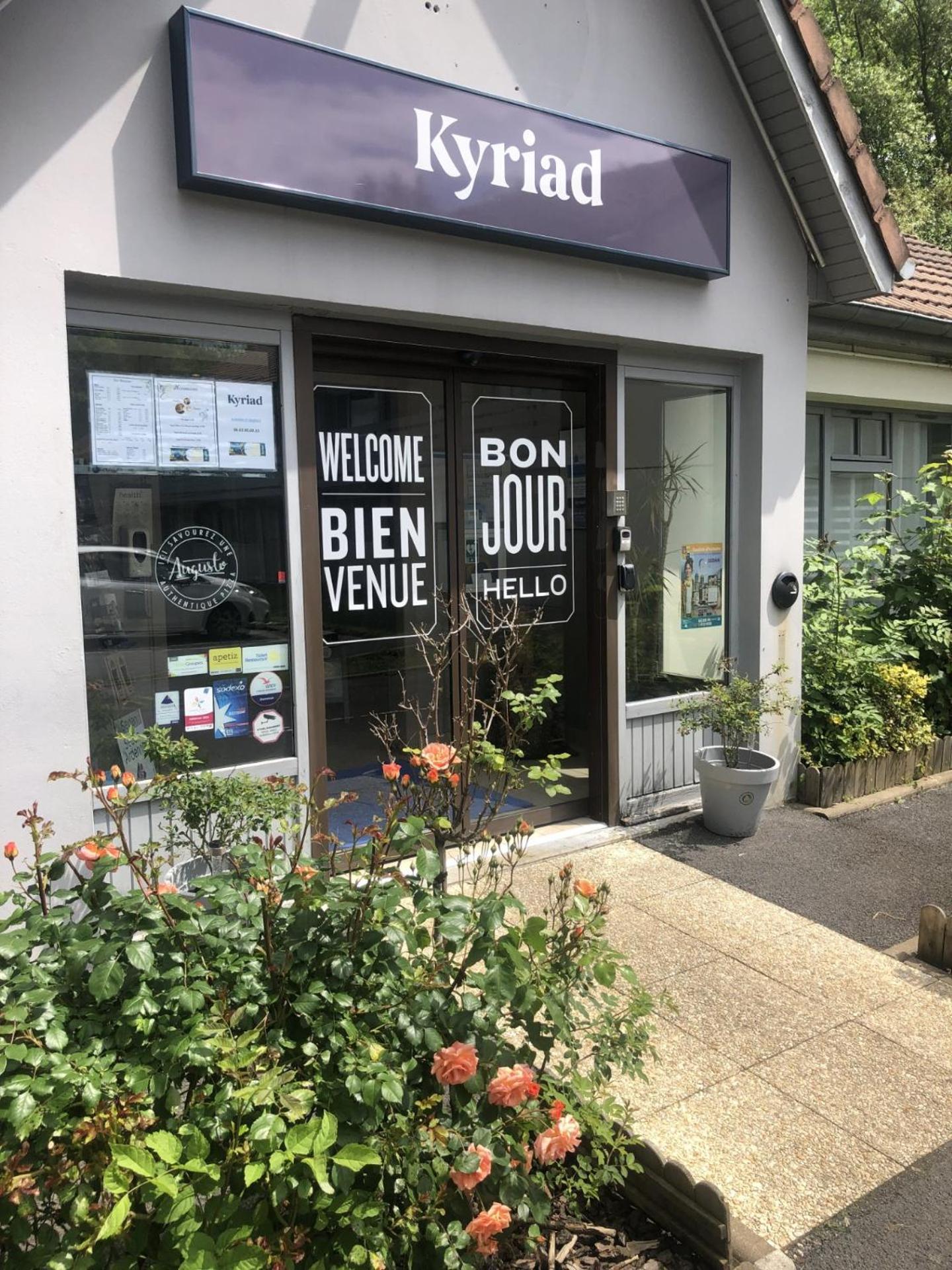 Kyriad Sedan Exteriér fotografie