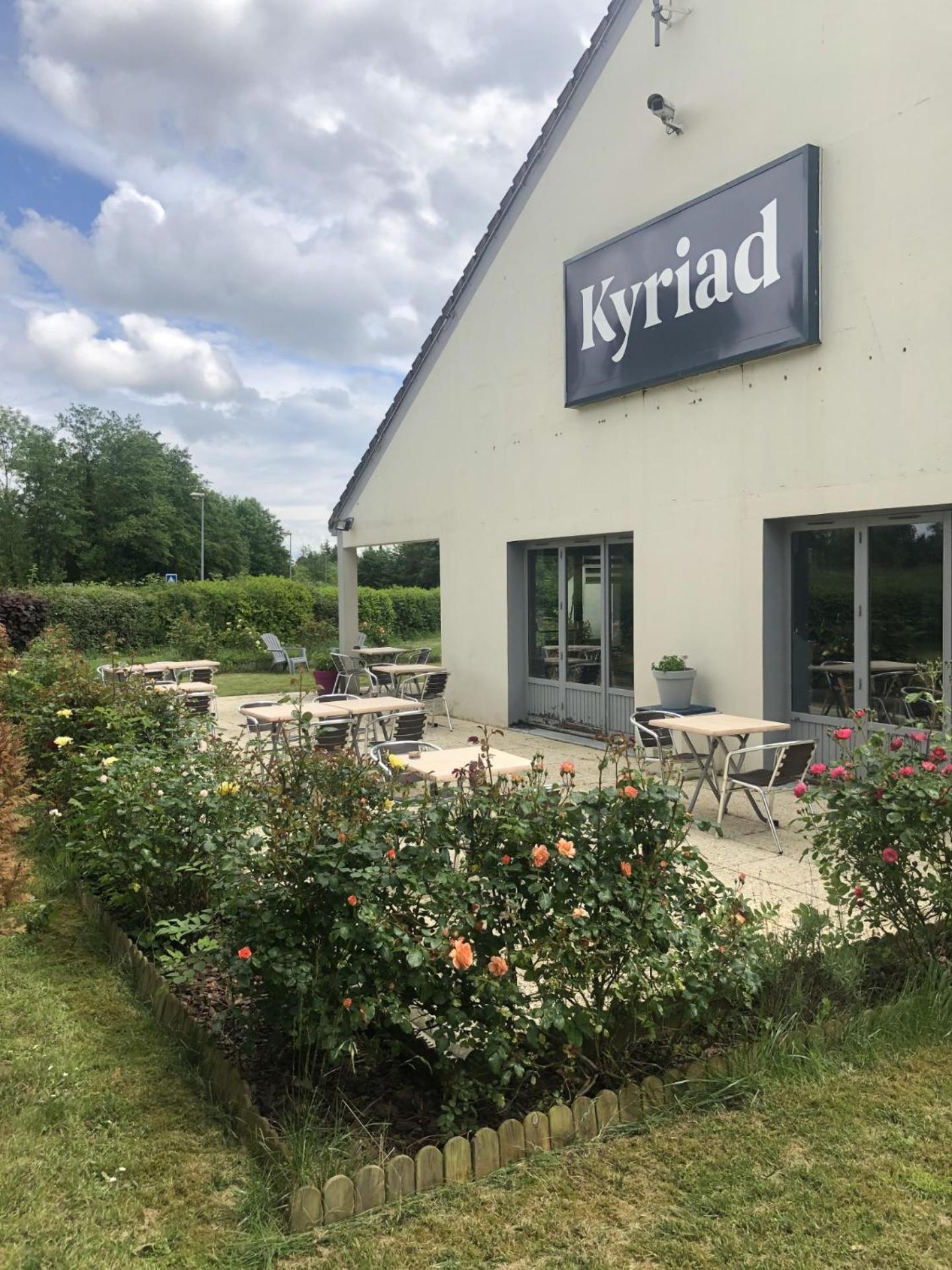 Kyriad Sedan Exteriér fotografie
